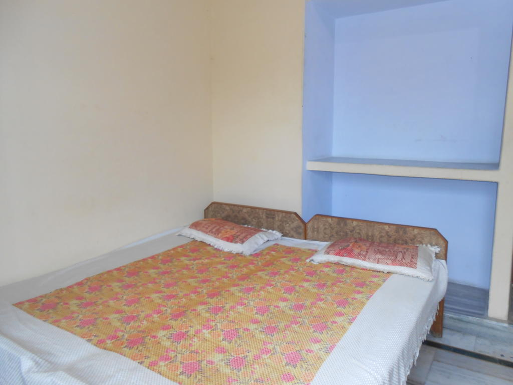 Maruti Guest House Varanasi Oda fotoğraf